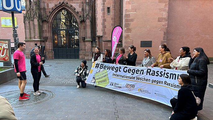Vorstandsmitglied Timo Korf und Tabea Richter mit der Flamme Vorstandsmitglied Timo Korf und Tabea Richter mit der Flamme