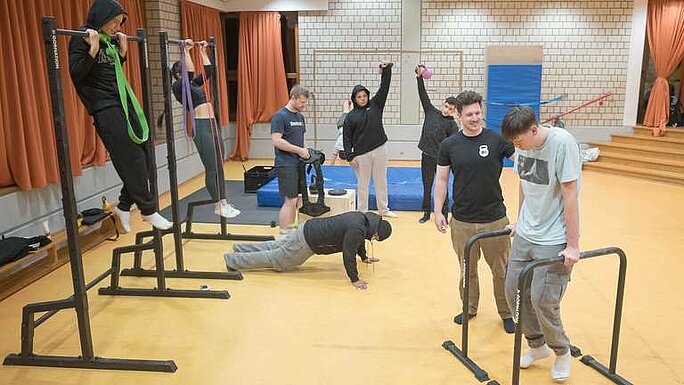 Calisthenics am Dienstagabend: Im Jugendclub Gießen-West wird an der Form gearbeitet. © Harald Friedrich