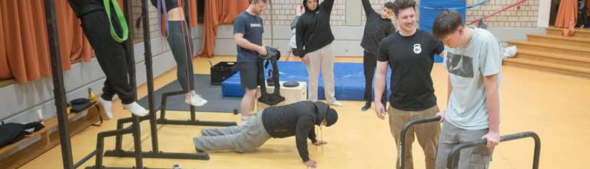 Calisthenics am Dienstagabend: Im Jugendclub Gießen-West wird an der Form gearbeitet. © Harald Friedrich