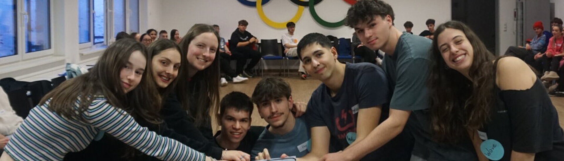 Eine Gruppe hält einen Preis hoch