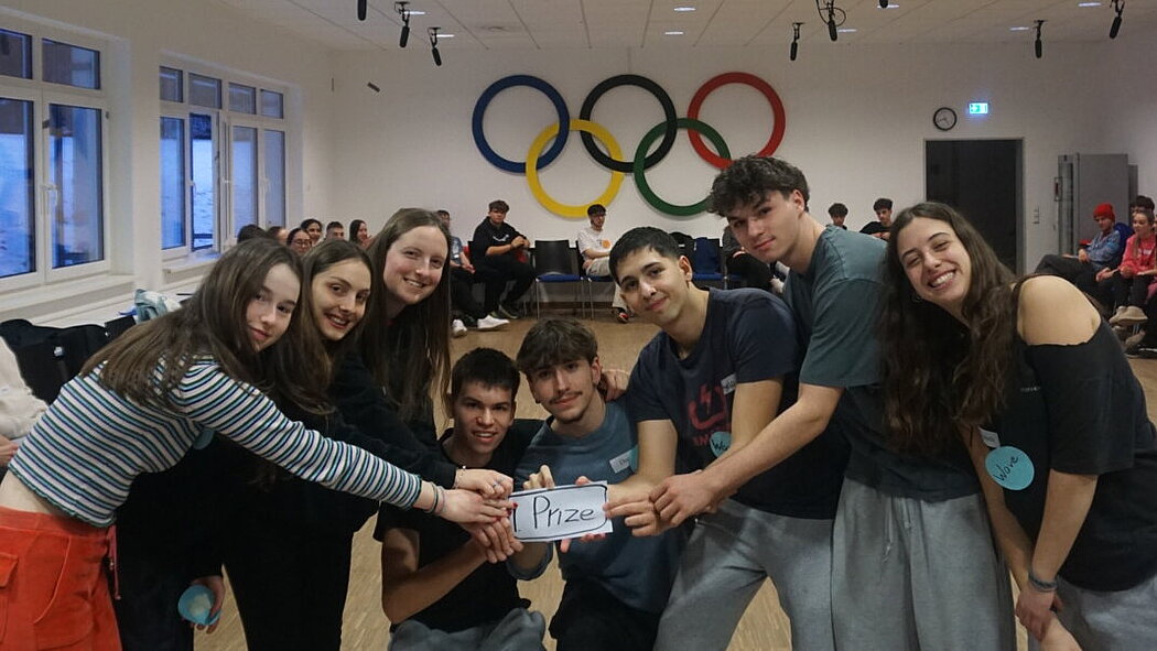 Eine Gruppe hält einen Preis hoch