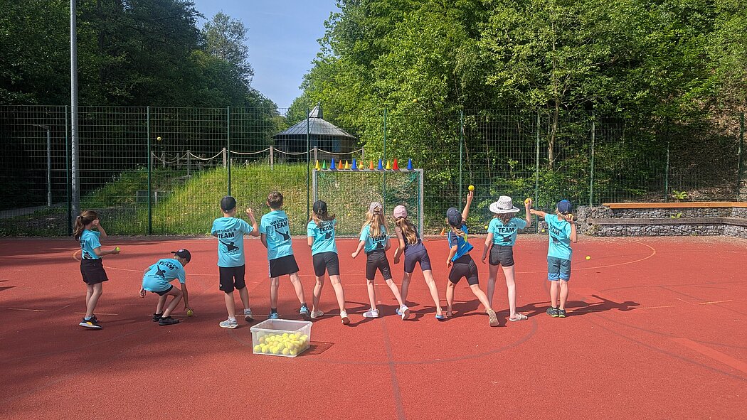  Wurftraining mal anders – ob die Kids alle Tennisbälle gebraucht haben, um die Hütchen vom Tor abzuräumen?