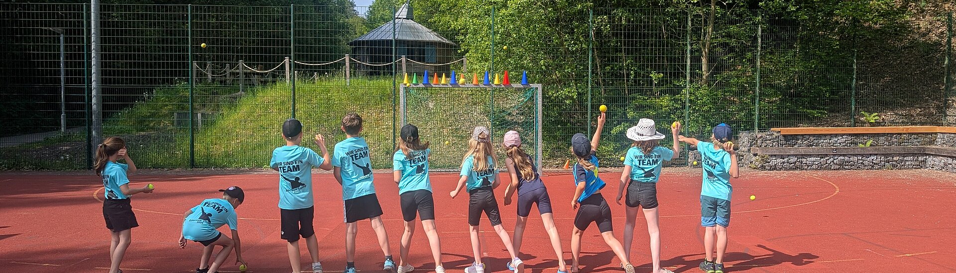  Wurftraining mal anders – ob die Kids alle Tennisbälle gebraucht haben, um die Hütchen vom Tor abzuräumen?