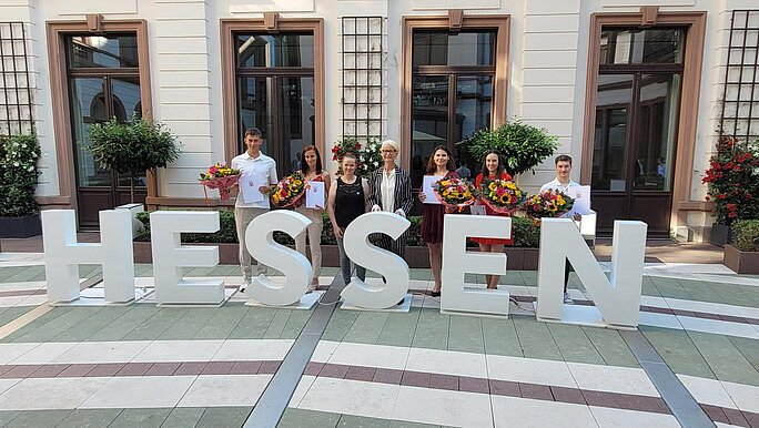 Verleihung Dr. Horst-Schmidt-Jugendsport-Stipendium (v.l.n.r. Oskar Weber, Giulia-Noeme Heil, Malin Hoster, Ann Kathrin Linsenhoff, Lisa Heimann, Daniela Schäfer und John Borsutzki Verleihung Dr. Horst-Schmidt-Jugendsport-Stipendium (v.l.n.r. Oskar Weber, Giulia-Noeme Heil, Malin Hoster, Ann Kathrin Linsenhoff, Lisa Heimann, Daniela Schäfer und John Borsutzki