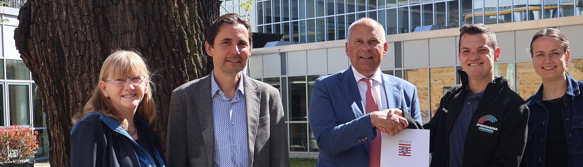 Innenminister Poseck überreicht Vorstandsmitglied Timo Korf den Bescheid von 200.000 Euro