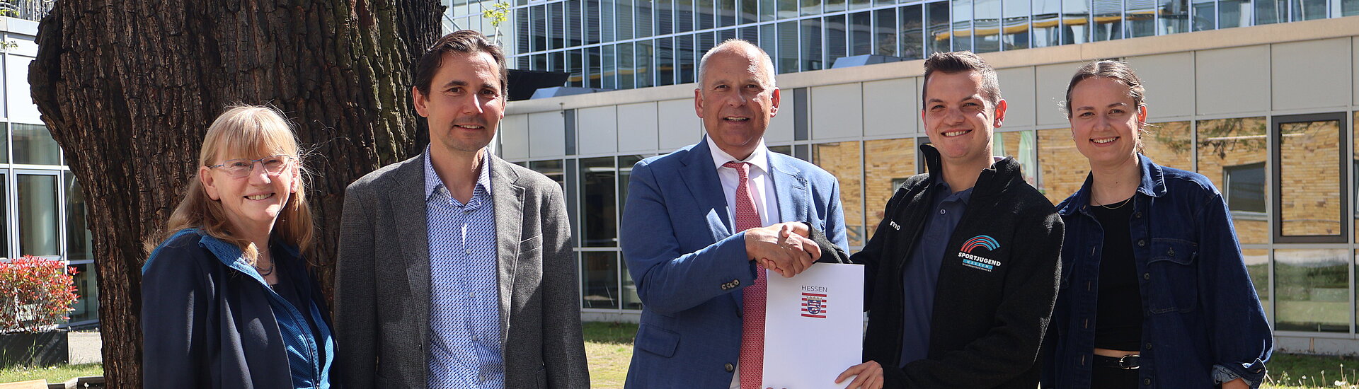 Innenminister Poseck überreicht Vorstandsmitglied Timo Korf den Bescheid von 200.000 Euro