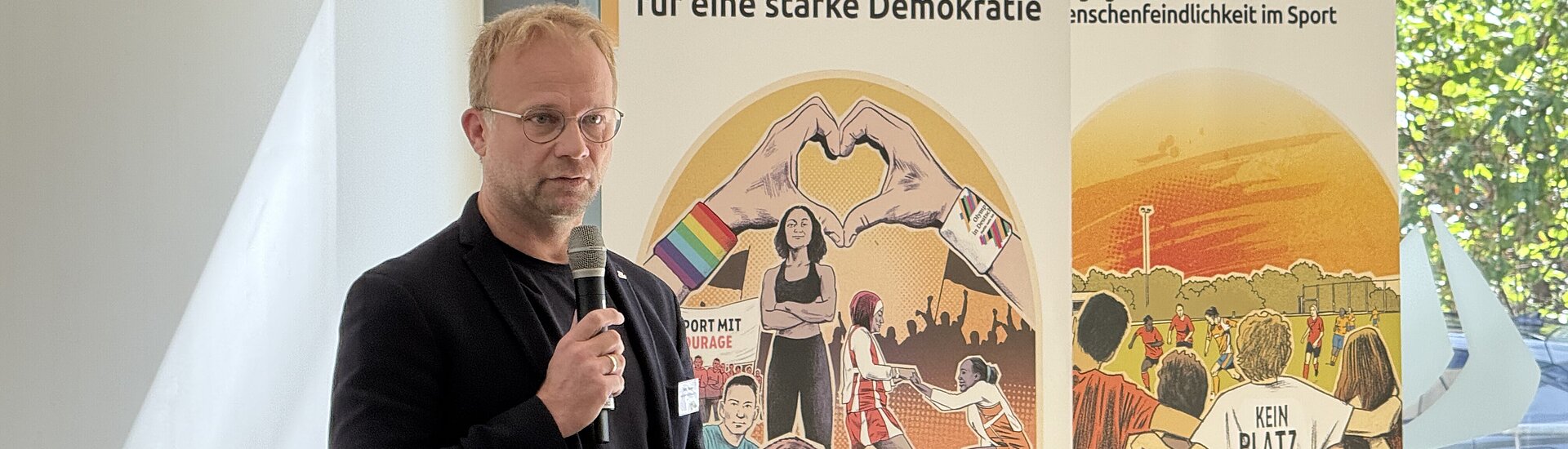 Benny Folkmann von der dsj eröffnet das Fachforum Sport mit Courage (c)dsj