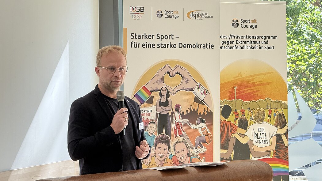 Benny Folkmann von der dsj eröffnet das Fachforum Sport mit Courage (c)dsj