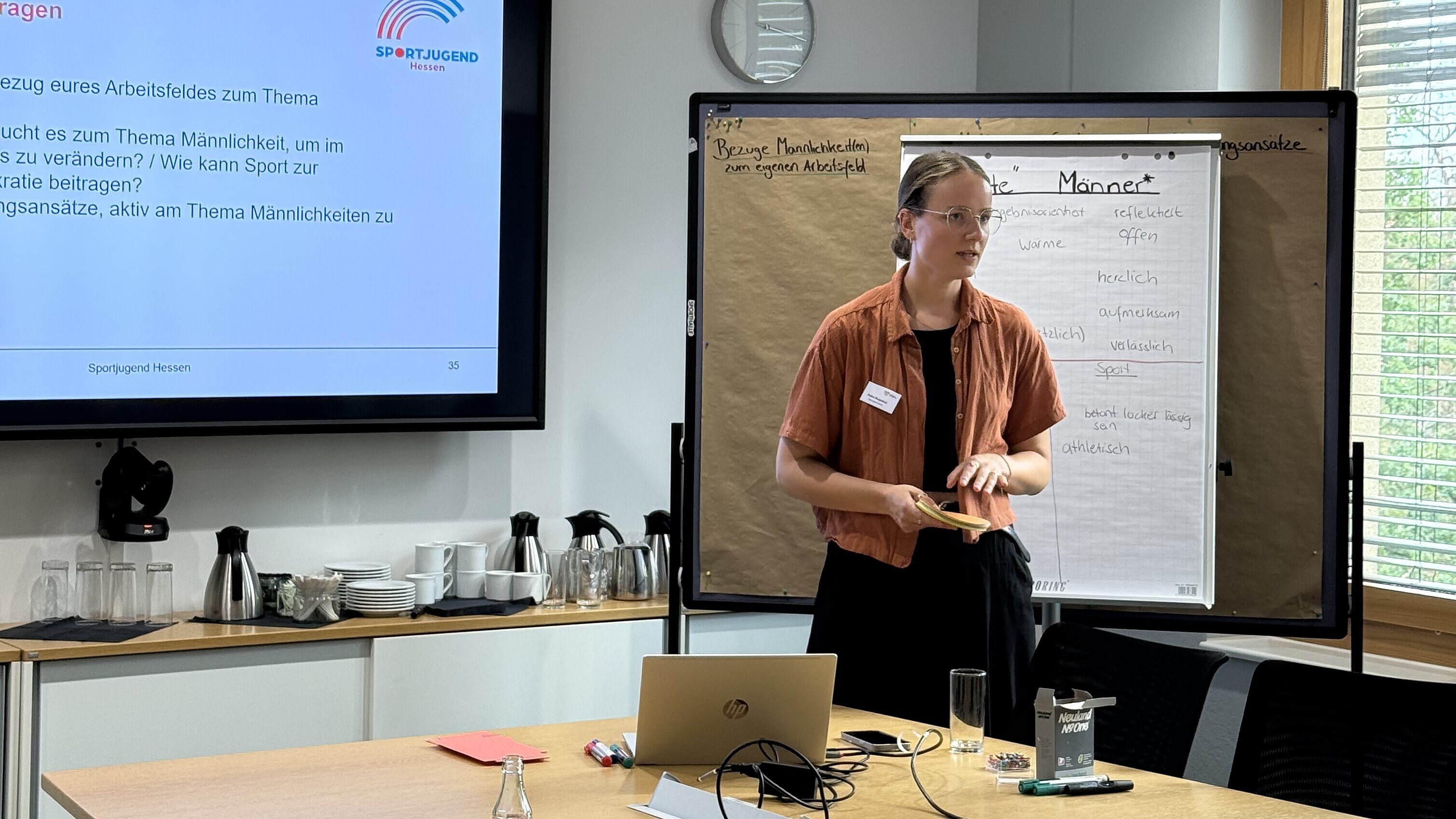Projektreferentin Nadine Morgenbrod beim Fachforum Sport mit Courage zum Thema Konfliktmanagement im Fußball (c)dsj