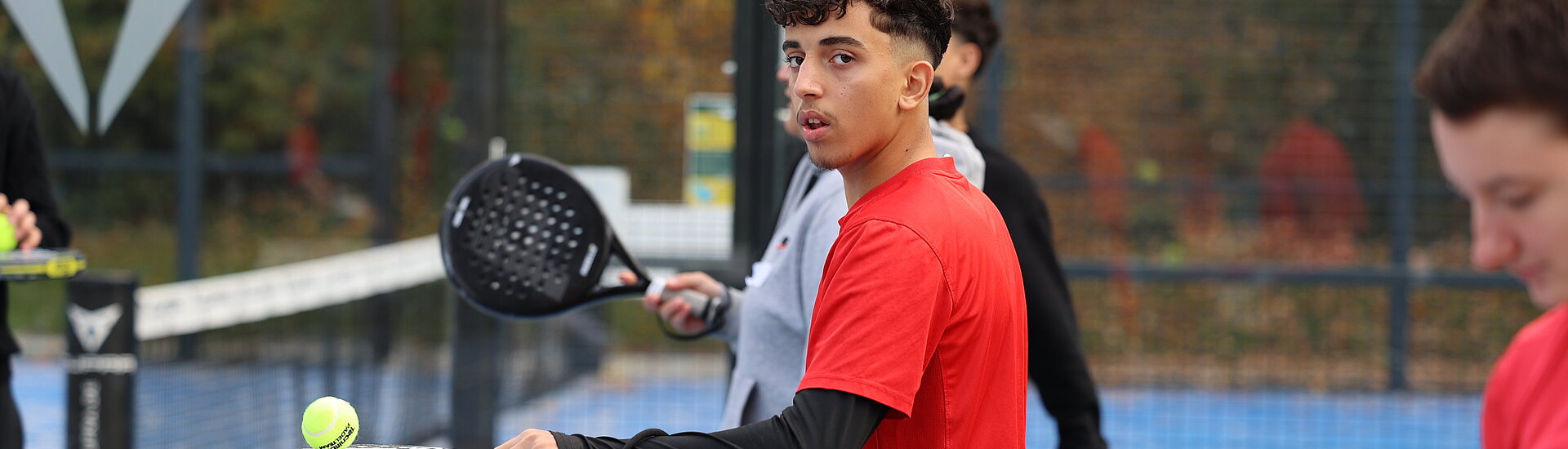 Jugendliche beim Padeltennis während des 100-Hände Wochenendes 2025 (Bild: Werner Hertel)