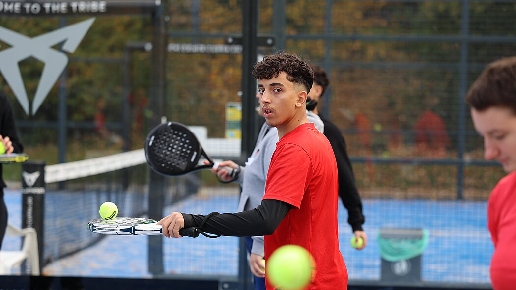 Jugendliche beim Padeltennis während des 100-Hände Wochenendes 2025 (Bild: Werner Hertel)