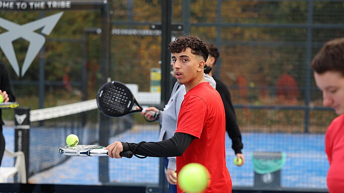 Jugendliche beim Padeltennis während des 100-Hände Wochenendes 2025 (Bild: Werner Hertel)