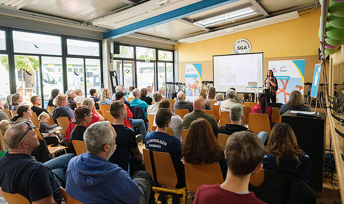 Eine volle Halle beim ersten Bündnistreffen beim SG Arheilgen in Darmstadt 