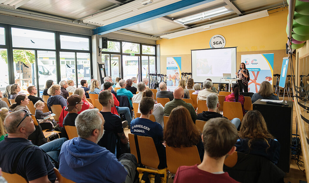 Eine volle Halle beim ersten Bündnistreffen beim SG Arheilgen in Darmstadt 