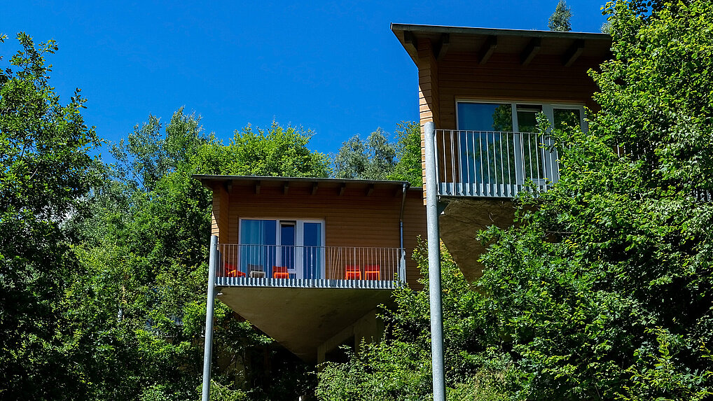 Zwei_Stelzenhäuser_mit_Balkon_2023