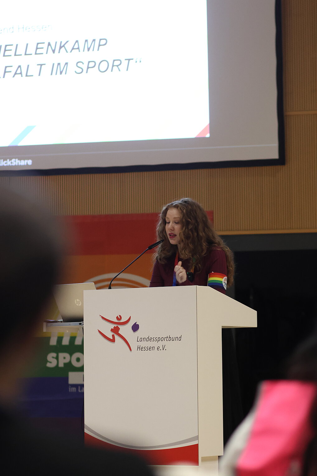 Marie-Theres Hellenkamp (Vorstandsmitglied der Sportjugend Hessen) hält Grußwort und eröffnet die Veranstaltung