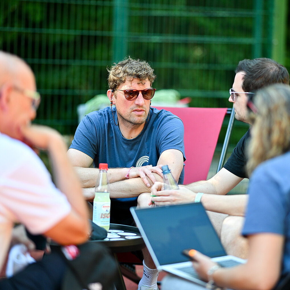 2020_06_14_Leute_im_Liegestuhl_im_Gespräch