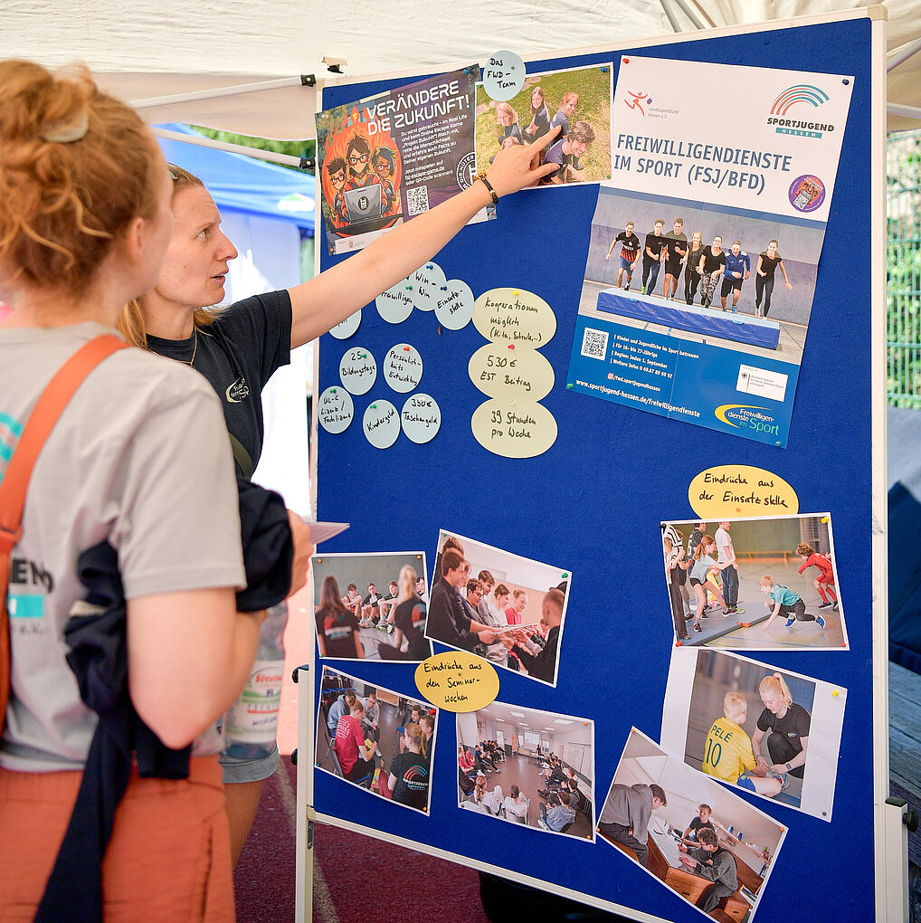 2025_06_14_ an_Pinnwand_wird_erklärt