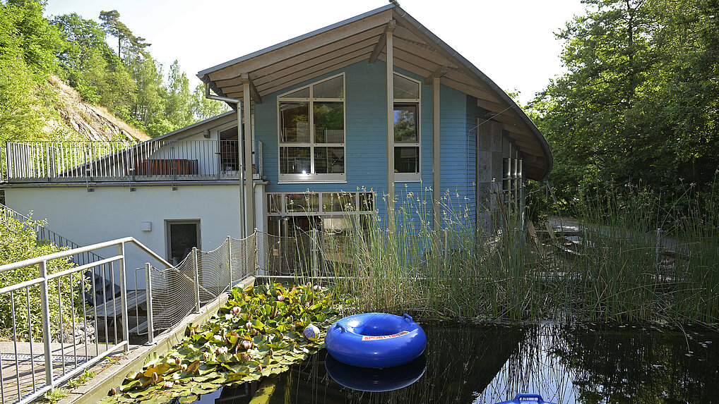 Haupthaus_Rückseite_mit_Naturschwimmteich_2023