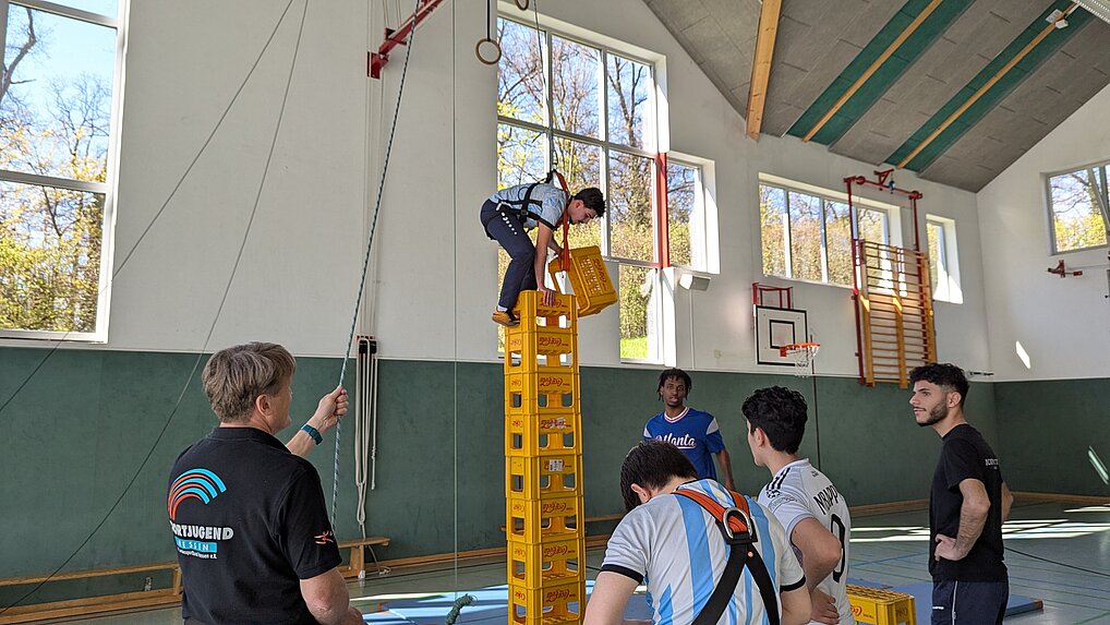 Großer Spaß beim Kistenklettern